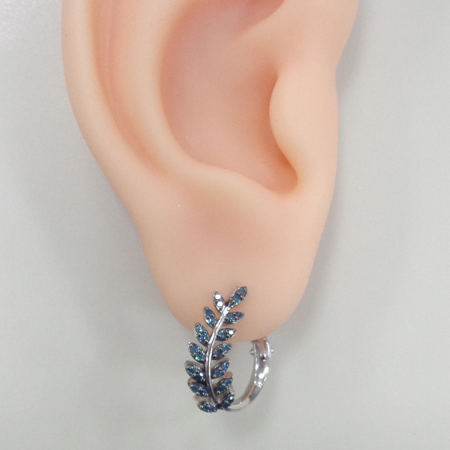 Серебряные серьги с голубыми бриллиантами